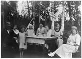 Familj dricker kaffe i trädgården i Bengtstorp, 1920 ca