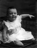 Pojke i dopklänning, 1911