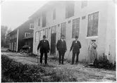 Grupp utanför ladugård på Ålsänge gård, 1910-tal