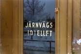 Järnvägshotellets entrédörr på Järnvägsgatan 4, 1982-01-20