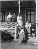 Familj på verandan på Bergslagsgatan 5 B i Nora, 1920-tal