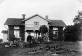 Familj i trädgården i Husby, Nora, 1907