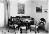 Möblemang i finrummet på Bergslagsgatan 5 B i Nora, 1981