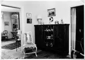 Vitrinskåp i finrummet på Bergslagsgatan 5 B i Nora, 1981