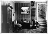 Möbler i nedre hallen på Bergslagsgatan 5 B i Nora, 1981