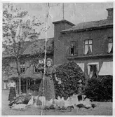 Kvinna matar fåglar på Järnvägsgatan 4, 1900 efter