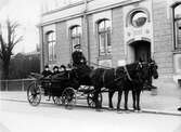 Hästdragen droska med passagerare på Östra Bangatan 44, 1918