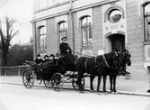Hästdragen droska med passagerare på Östra Bangatan 44, 1918