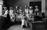 Unga kvinnor i skolkök, Karlskoga, 1916