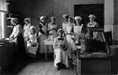 Unga kvinnor i skolkök, Karlskoga, 1916