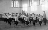 Elever från Karlskoga Praktiska Skola har gymnastik, 1916