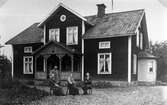 Familj på gårdsplan i Helleby ,1920 ca
