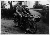 Par på motorcykel med sidovagn, 1920-tal
