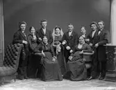 Brudpar med följe i Kil, 1882