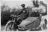 Man och kvinna på motorcykel med sidovagn, 1920-tal