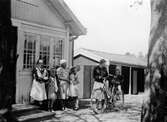 Familj framför huset i Knapptorp, Viker, 1941 ca