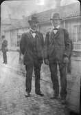 Två män på marknaden i Nora, 1920