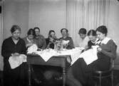 Kvinnor broderar i Nora, 1919
