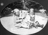 Flickor med leksaker i Väståparken, 1918
