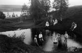 Barn leker i damm i Bomanshyttan, Nora, 1930 ca