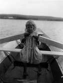 Barn ror roddbåt i Bomanshyttan, Nora, 1930 ca