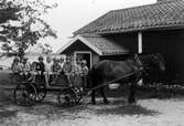 Ett vagnslass med barn i Bomanshyttan, Nora, 1930 ca