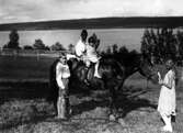 Barn rider på häst i Bomanshyttan, Nora, 1930 ca