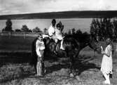 Barn rider på häst i Bomanshyttan, Nora, 1930 ca