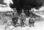 Barn med kälkar, 1920-tal