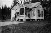 Familj på veranda, Alphyddan i Lindesberg, 1920-tal