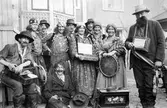 Utklädda spelemän i Nora, 1923