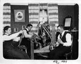 Män lär sig väva , 1924