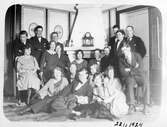Grupp framför öppen spis, 1924