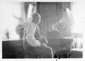 Äldre man vid trattgrammofon i Nora, 1924