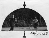 Man med cykel blir fotograferad, Nora, 1924
