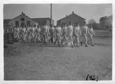 Rekryter marscherar på Svea Trängkår, Älvtomtagatan, 1924