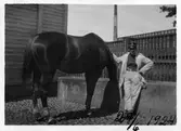 Värnpliktig vattnar häst på Svea Trängkår, Älvtomtagatan, 1924