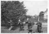 Vakter siktar mot kameran på Svea Trängkår, Älvtomtagatan, 1924