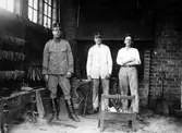 Smeder i smedjan på Svea Trängkår, Älvtomtagatan, 1924