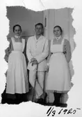 Värnpliktig med sjuksköterskor på Svea Trängkår, Älvtomtagatan, 1924