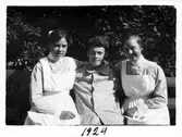 Patient med sköterskor på Örebro Centrallasarett, Grev Rosengatan, 1924