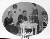 Soldat från Svea Trängkår fikar på Örebro Centrallasarett, Grev Rosengatan, 1924