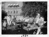Patienter vilar utomhus på Örebro Centrallasarett, Grev Rosengatan, 1924