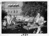 Patienter vilar utomhus på Örebro Centrallasarett, Grev Rosengatan, 1924