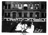 I lasarettsparken framför Örebro Centrallasarett, Grev Rosengatan, 1924