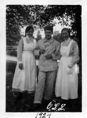 Sköterskor stöder patient på Örebro Centrallasarett, Grev Rosengatan, 1924