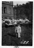 Patienter vilar i solen på Örebro Centrallasarett, Grev Rosengatan, 1924