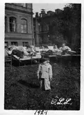 Patienter vilar i solen på Örebro Centrallasarett, Grev Rosengatan, 1924