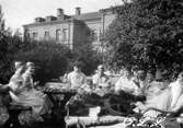 Patienter och sköterskor fikar i lasarettsparken, Grev Rosengatan, 1924