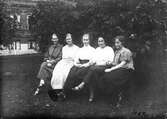 Kvinnor på parkbänk utanför Örebro Centrallasarett, Grev Rosengatan, 1924